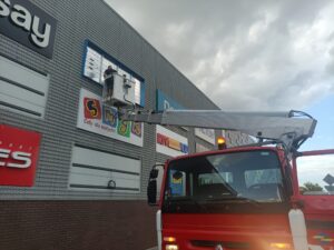 podnośnik koszowy prace na wysokości galeria głogów montaż reklamy baneru reklamowego