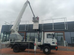 montaż reklamy głogów galeria podnośnik koszowy