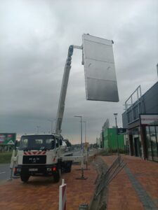 montaż reklamy głogów galeria podnośnik koszowy