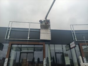 montaż reklamy głogów galeria podnośnik koszowy