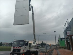 montaż reklamy głogów galeria podnośnik koszowy