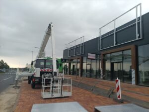 montaż reklamy głogów galeria podnośnik koszowy