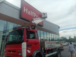 podnośnik koszowy prace na wysokości Galeria Nowa Sół poprawa baneru reklamowego