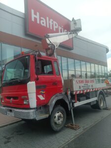 podnośnik koszowy prace na wysokości Galeria Nowa Sół poprawa baneru reklamowego