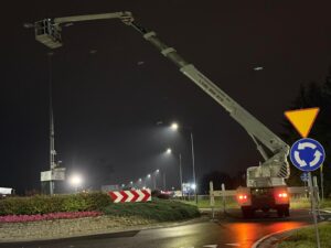 podnośnik koszowy prace na wysokości wymiana oświetlenia lamp ulicznych Wolsztyn