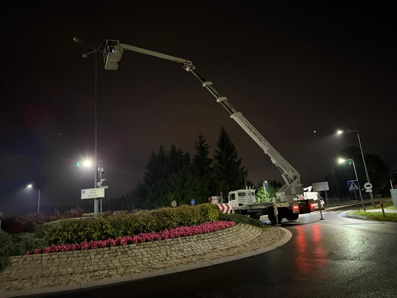 podnośnik koszowy prace na wysokości wymiana oświetlenia lamp ulicznych Wolsztyn