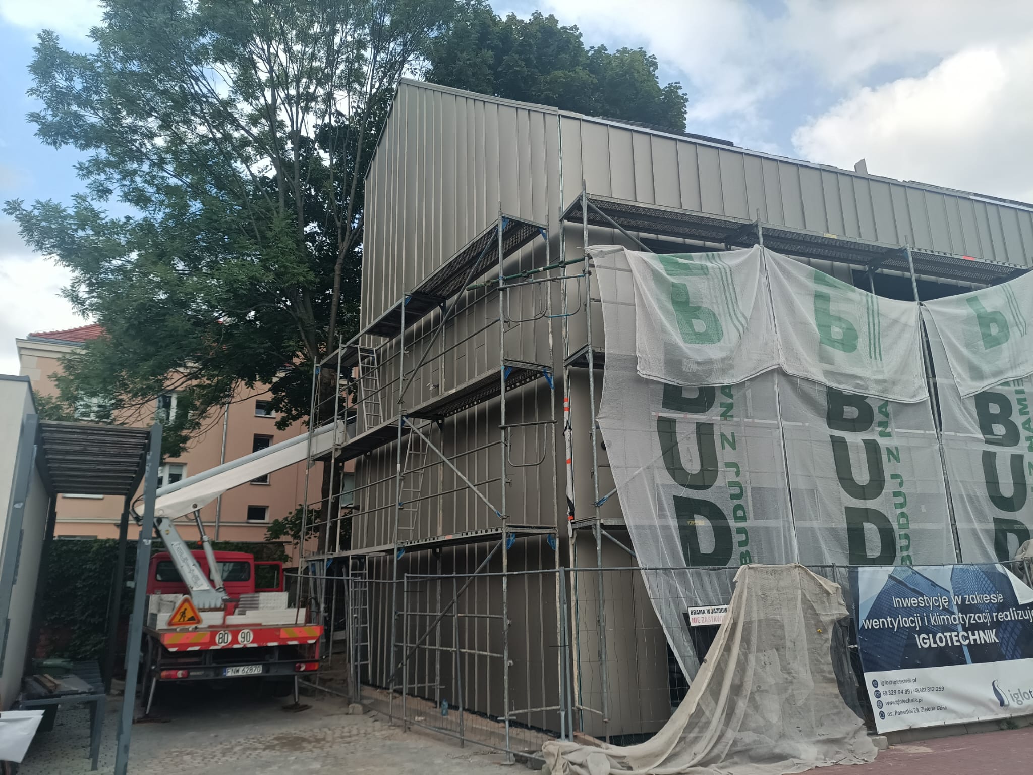 podnośnik koszowy prace na wysokości Zielona Góra montaż kratek na rynnach